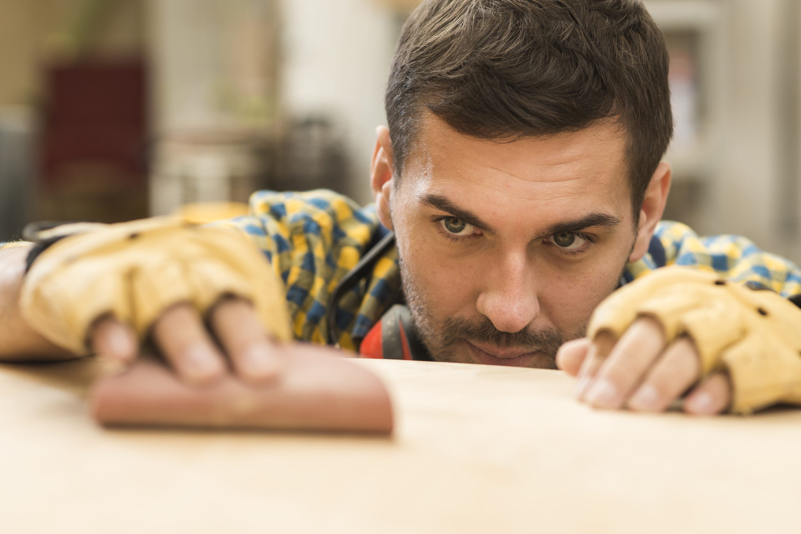 Idee per abbellire il giardino con decorazioni in legno